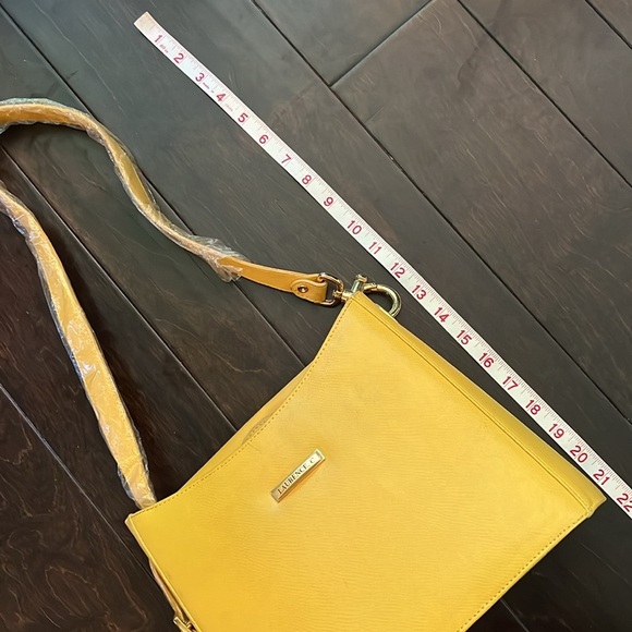 Laurence. C yellow shoulder bag NWOT - Picture 15 of 15